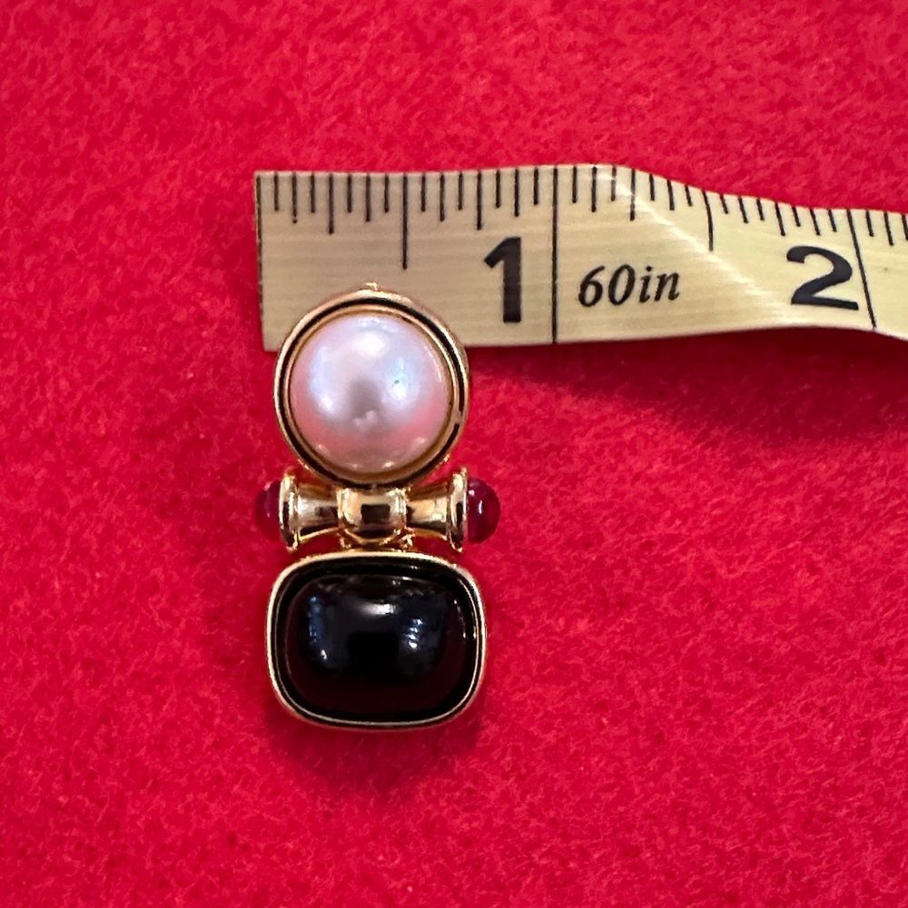 Joan Rivers Vintage Signed Elegant Gold w/ Faux Pearl and Onyx Clip Earrings - Picture 9 of 10
